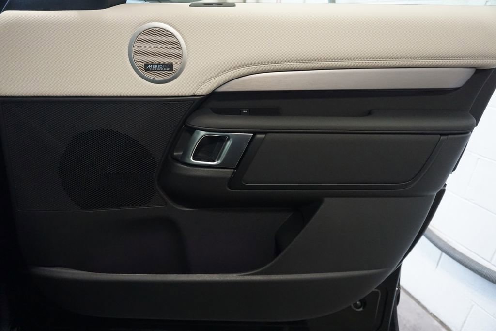 New 2025 Land Rover Discovery Dynamic SE image 21