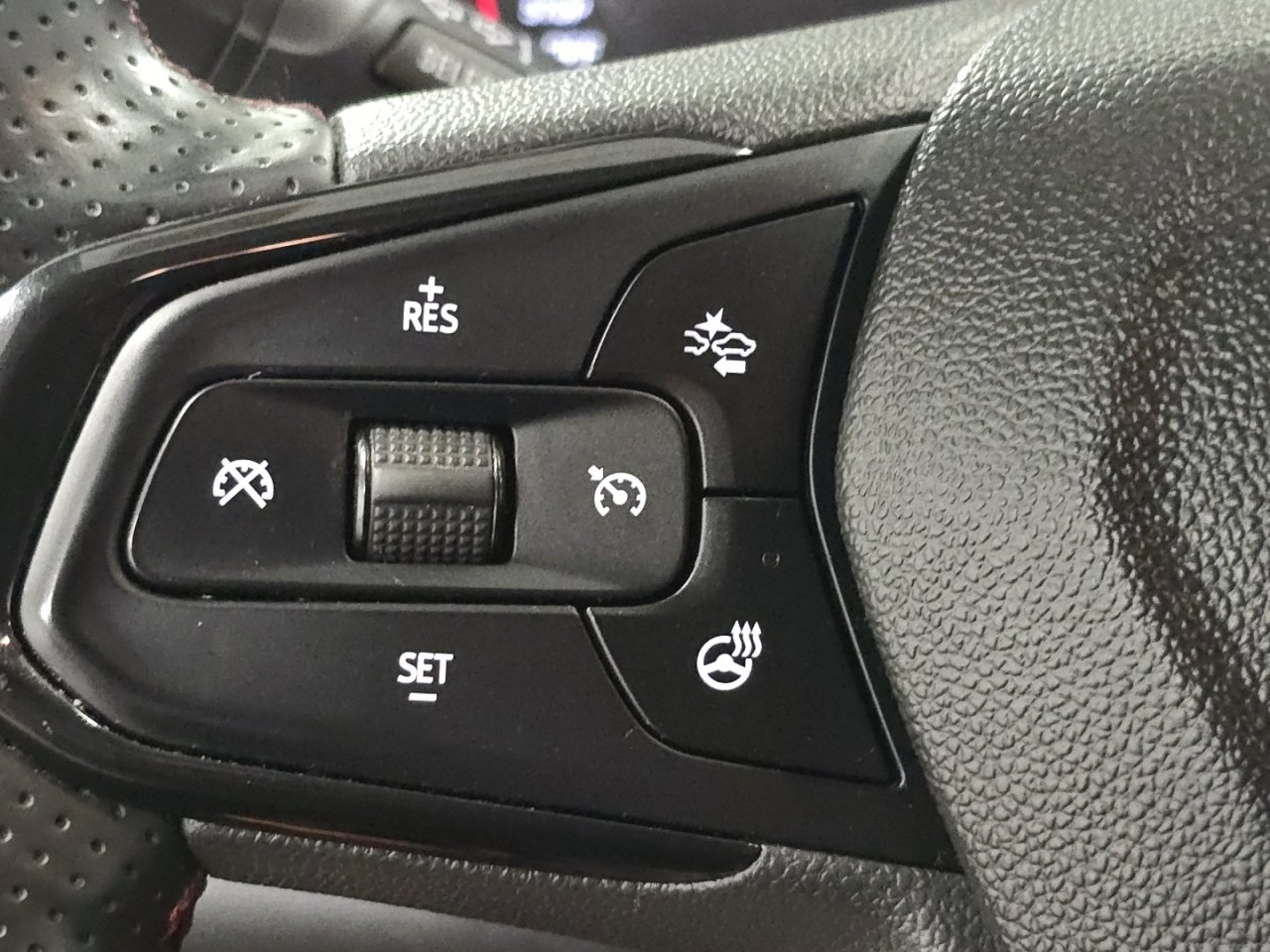 Used 2024 Chevrolet Trax RS FWD image 8