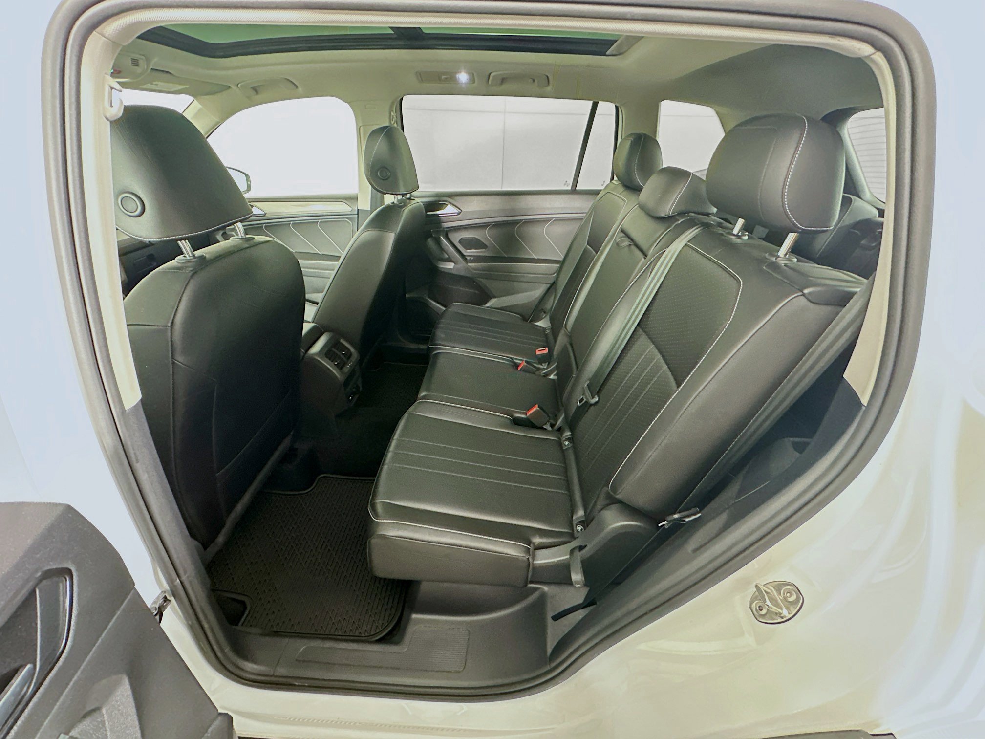 Used 2022 Volkswagen Tiguan SE w/ Panoramic Sunroof Package FWD image 28