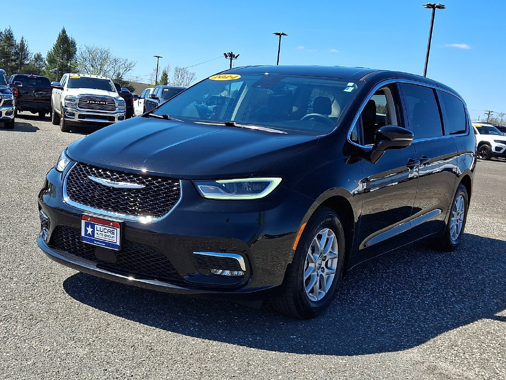 Used 2024 Chrysler Pacifica Touring-L FWD image 5