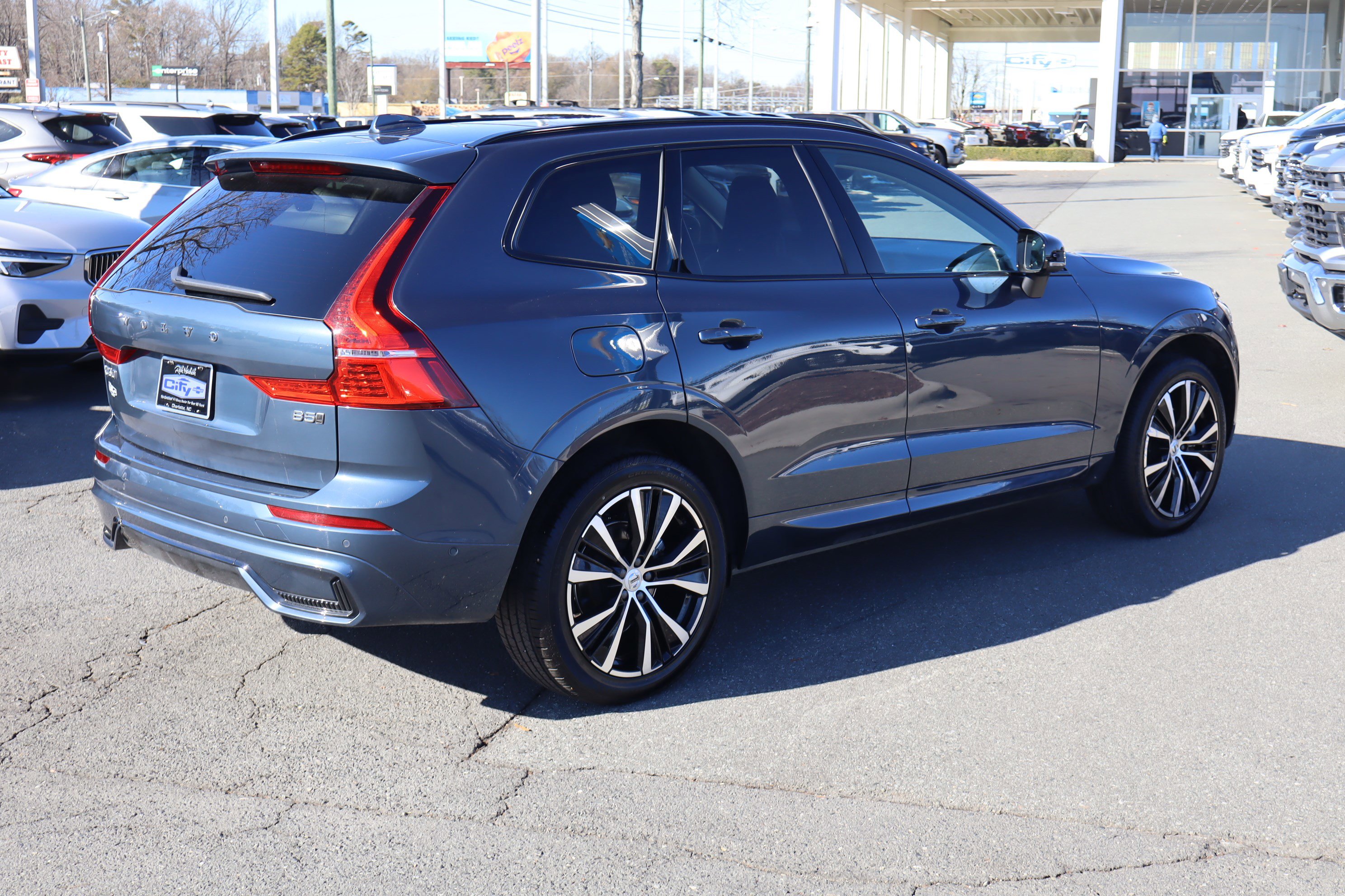 Used 2025 Volvo XC60 B5 Plus image 10