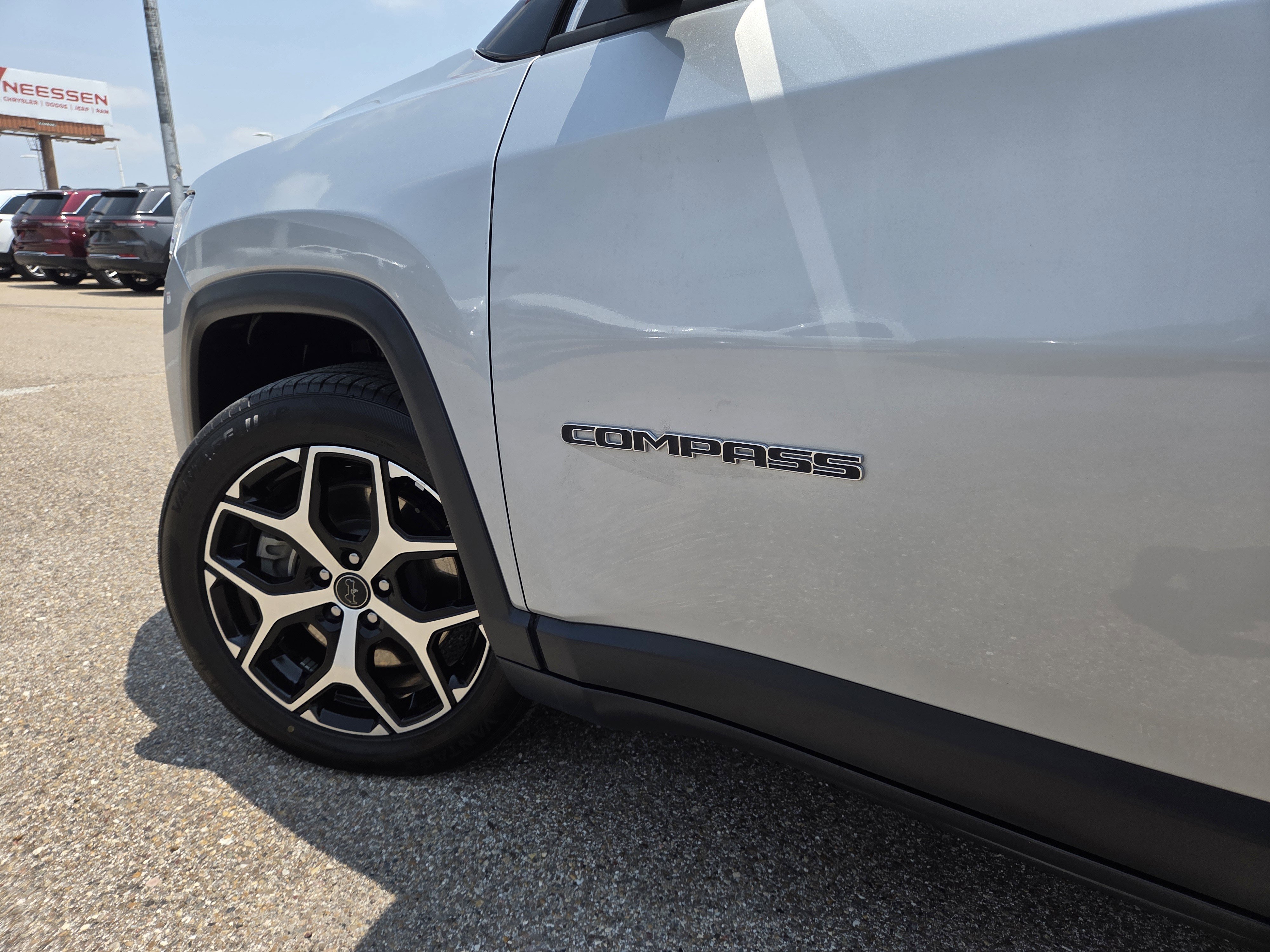 Used 2025 Jeep Compass Limited AWD/4WD image 11