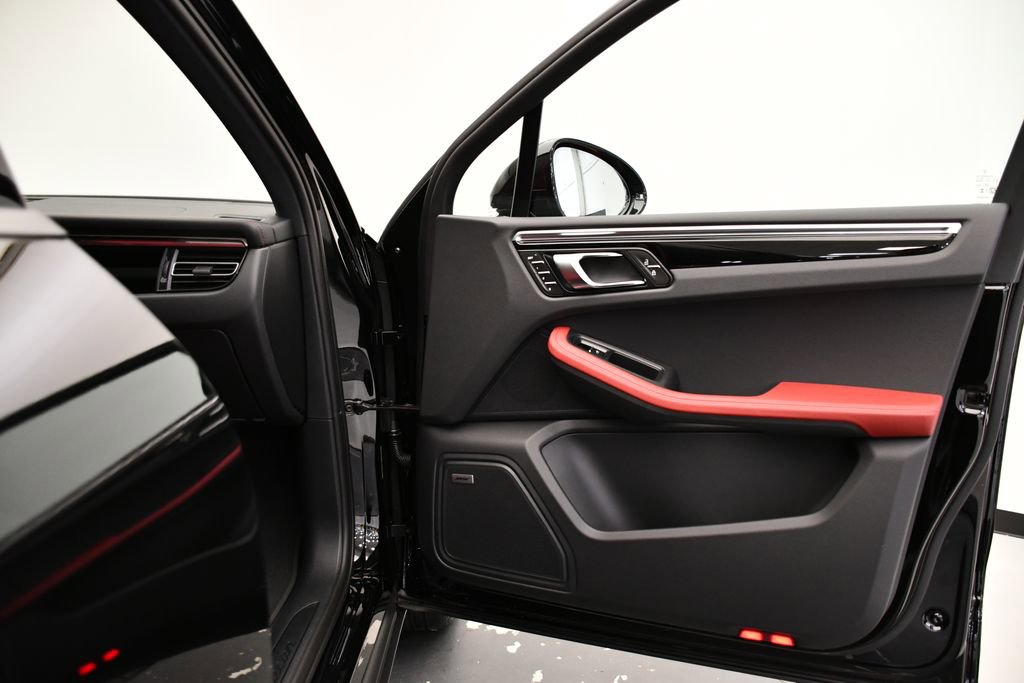 Used 2025 Porsche Macan Turbo image 42