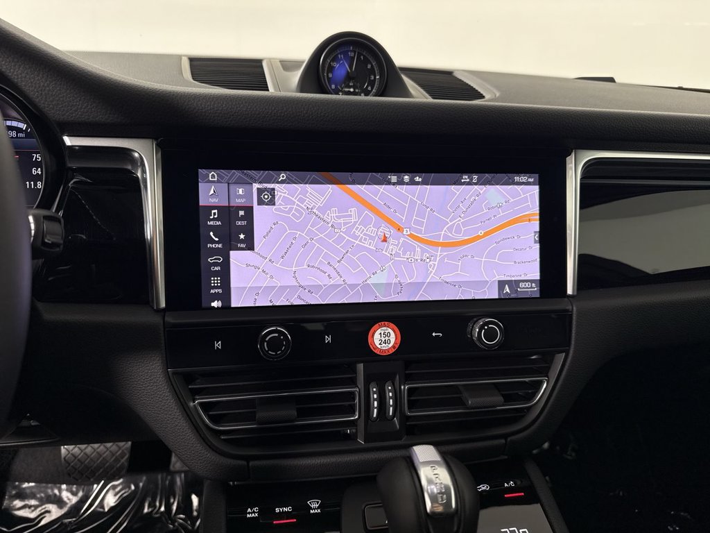 Certified 2025 Porsche Macan AWD/4WD image 27