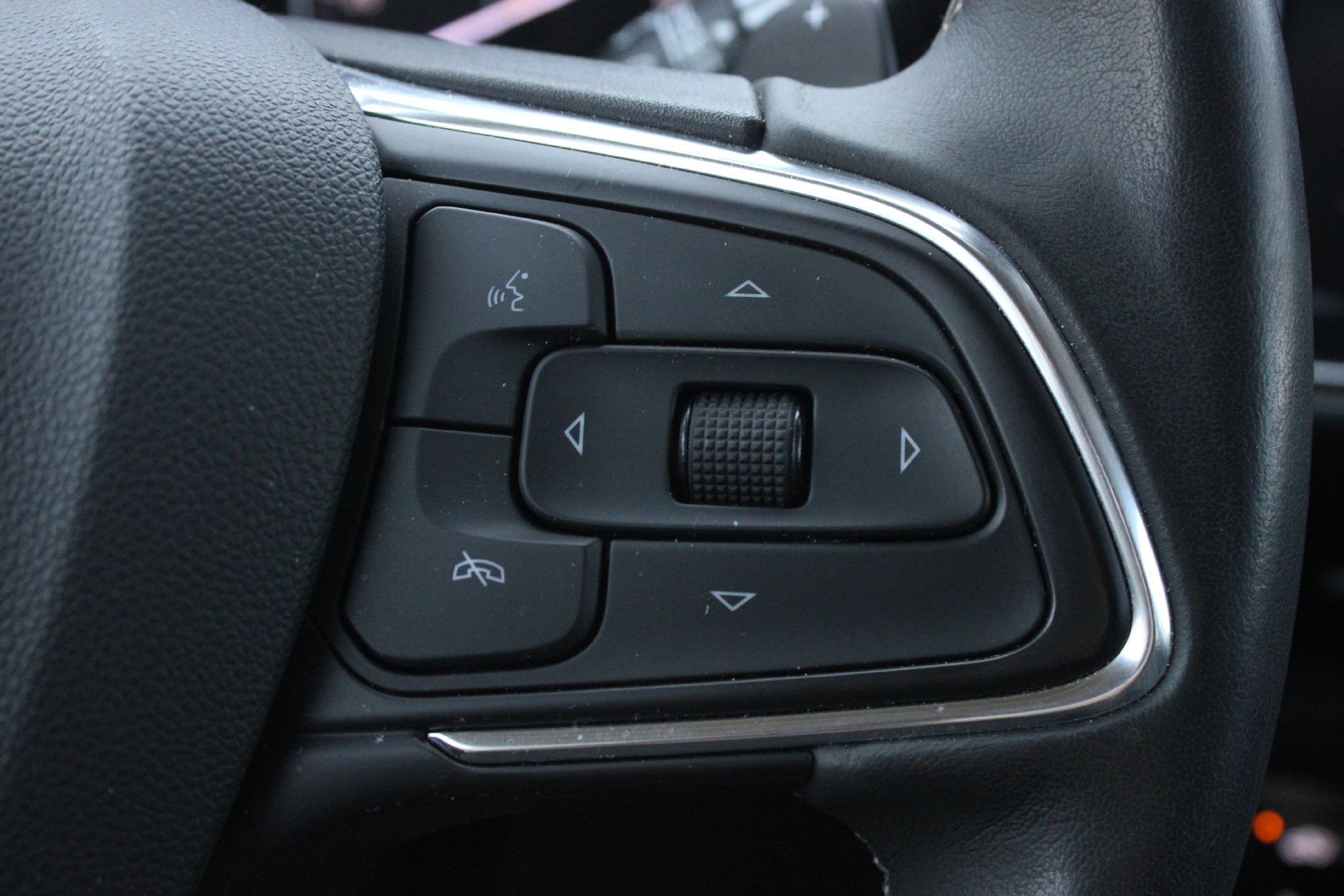 Used 2023 Buick Envision Essence FWD image 33