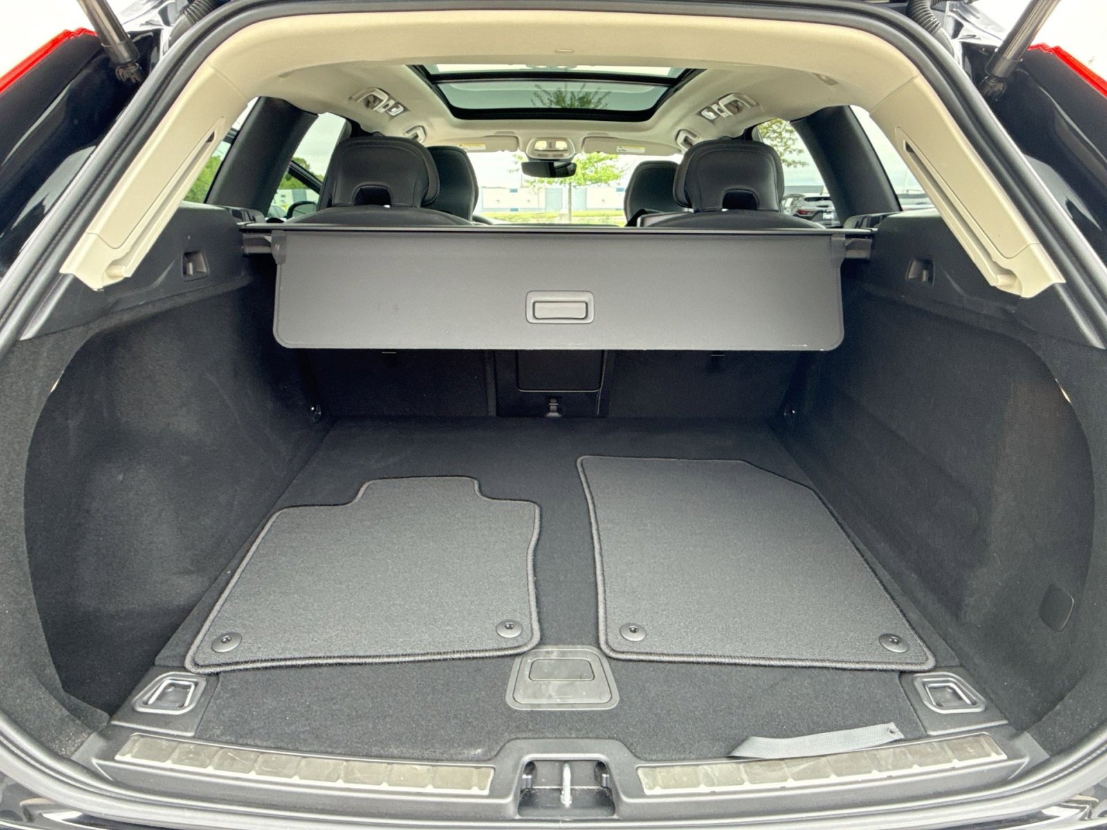Certified 2024 Volvo XC60 B5 Plus w/ Protection Package Premier AWD/4WD image 26