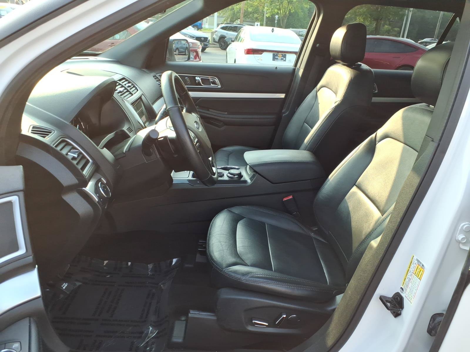 Used 2017 Ford Explorer XLT w/ Equipment Group 202A AWD/4WD image 4