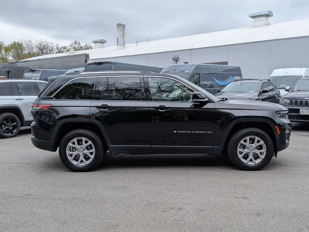 Certified 2022 Jeep Grand Cherokee Limited AWD/4WD image 2