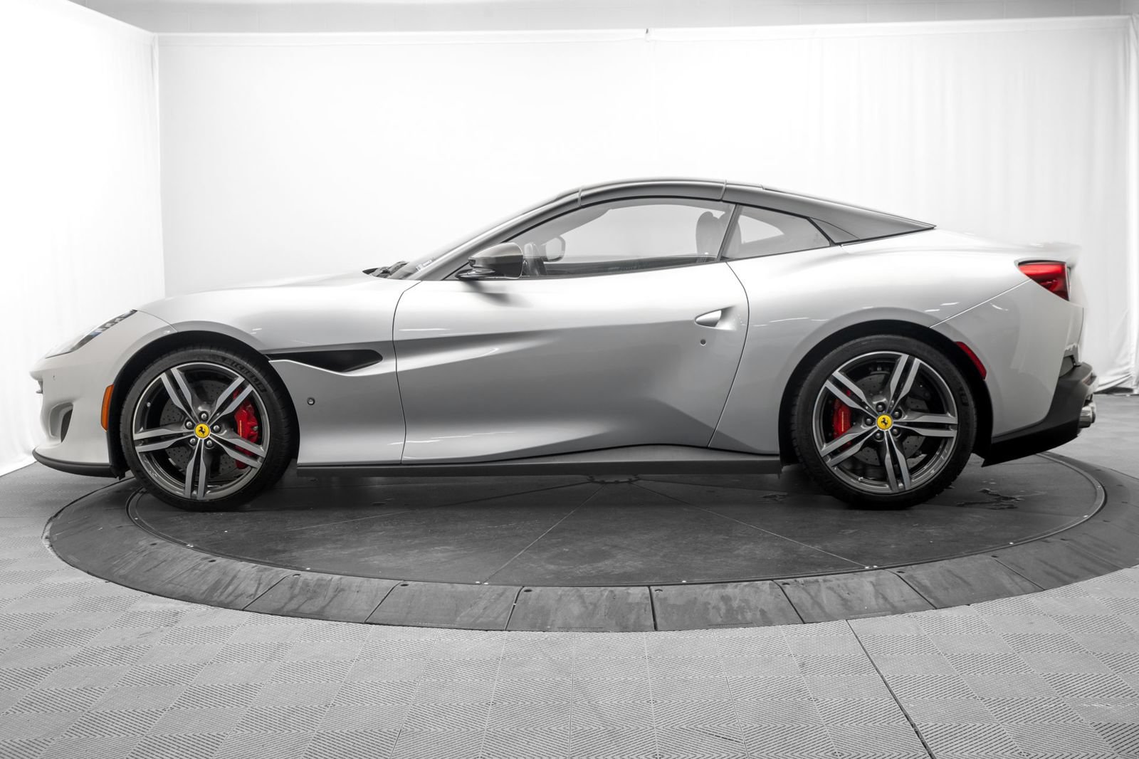 Used 2019 Ferrari Portofino RWD image 12