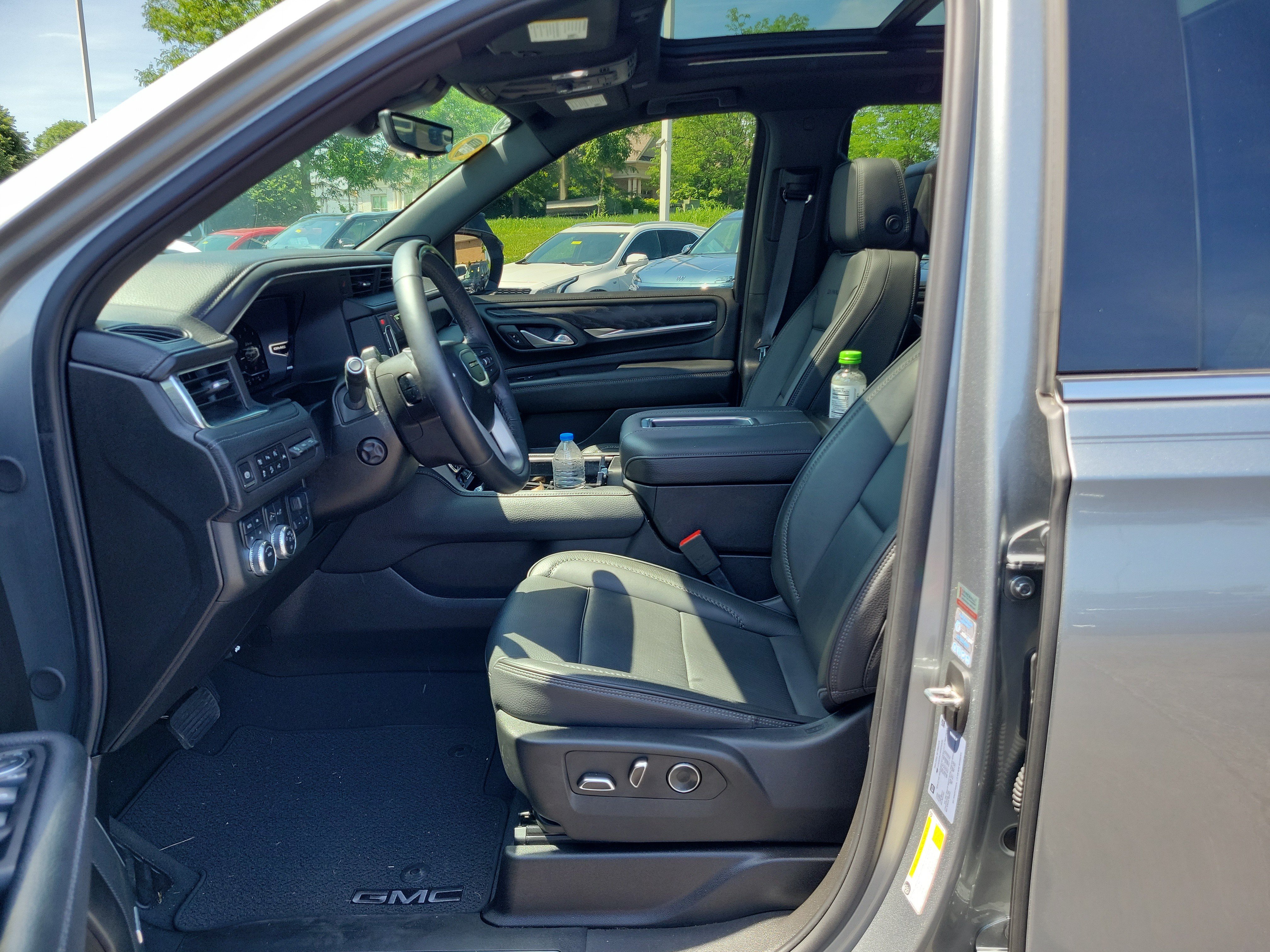 Used 2024 GMC Yukon Denali w/ Advanced Technology Package AWD/4WD image 13