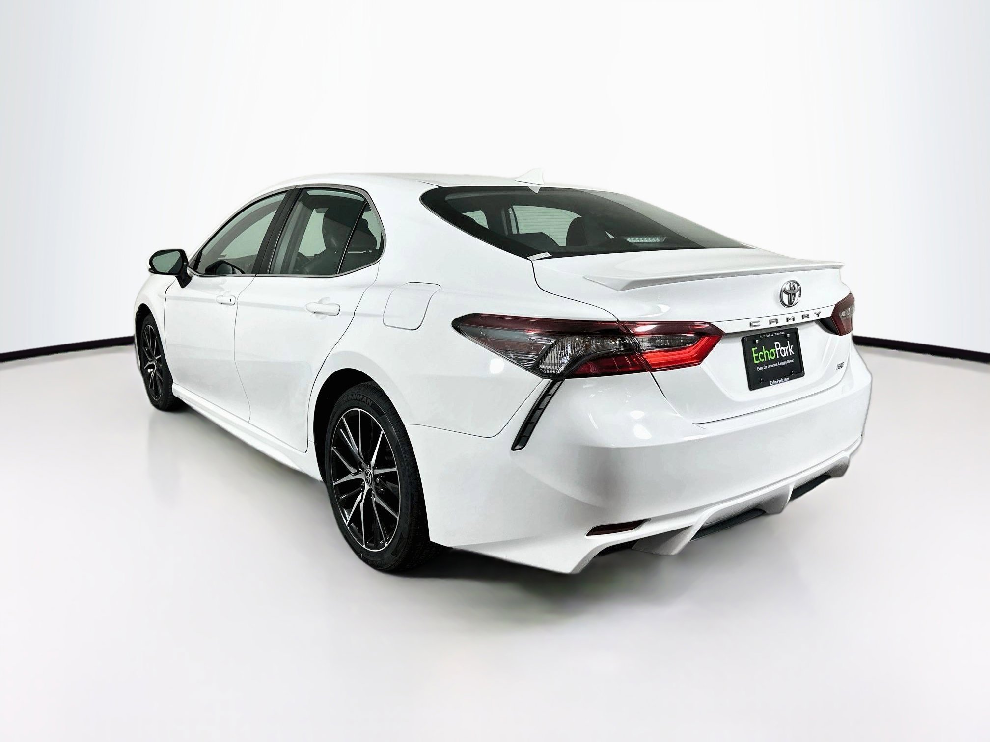 Used 2023 Toyota Camry SE FWD image 5