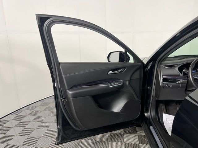 Used 2023 Cadillac XT4 Luxury w/ Cold Weather Package AWD/4WD image 15