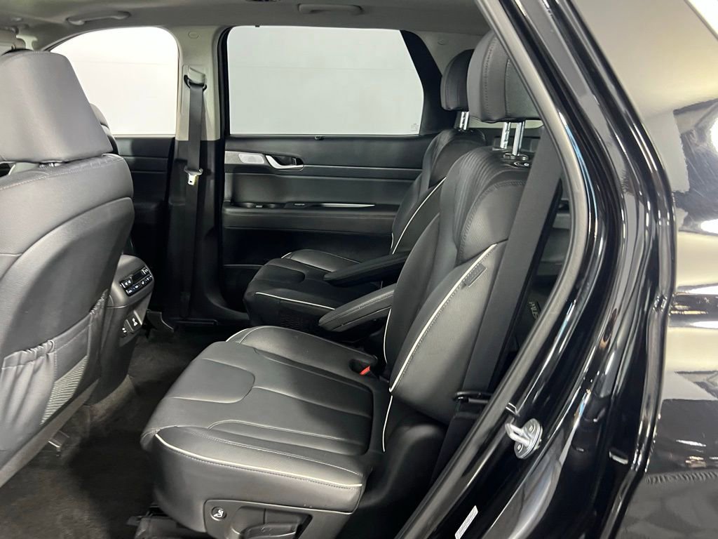 Used 2023 Hyundai Palisade Limited w/ Winter Package image 26