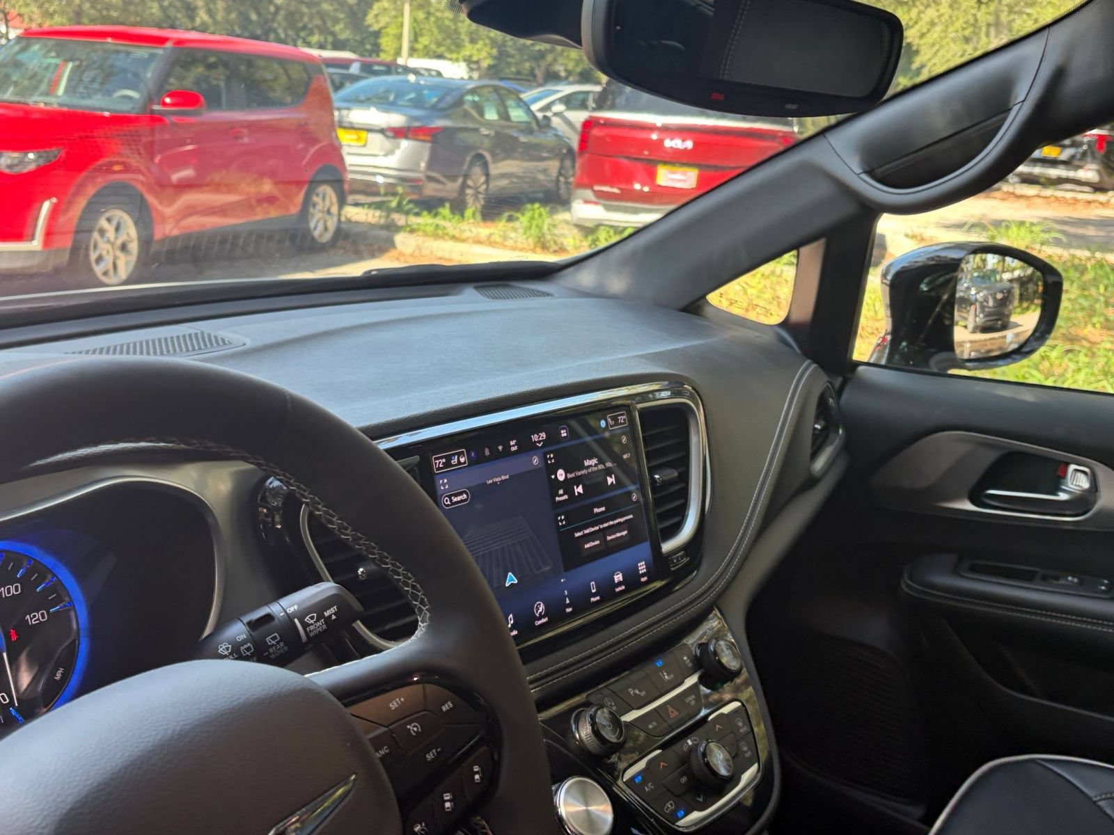 Used 2025 Chrysler Pacifica Limited FWD image 39