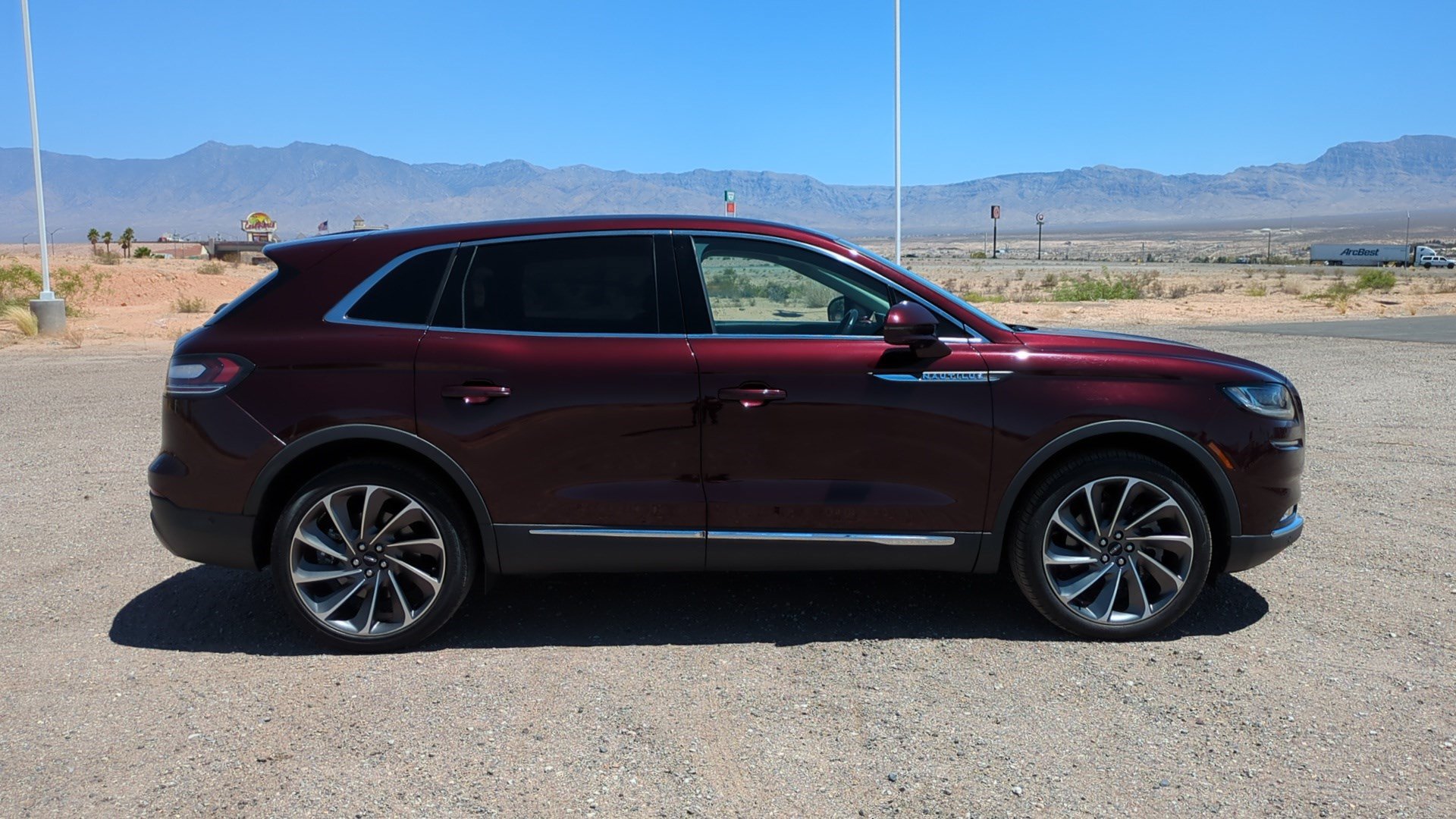 Used 2023 Lincoln Nautilus Reserve w/ Equipment Group 202A AWD/4WD image 2