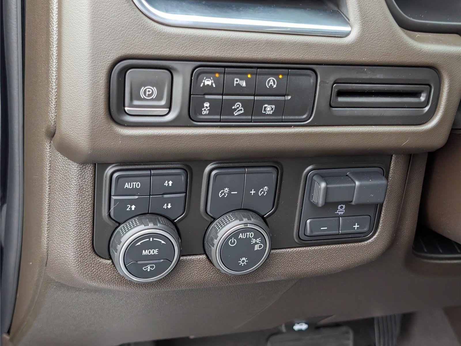 Used 2023 Chevrolet Tahoe Z71 w/ Z71 Off-Road Package AWD/4WD image 26