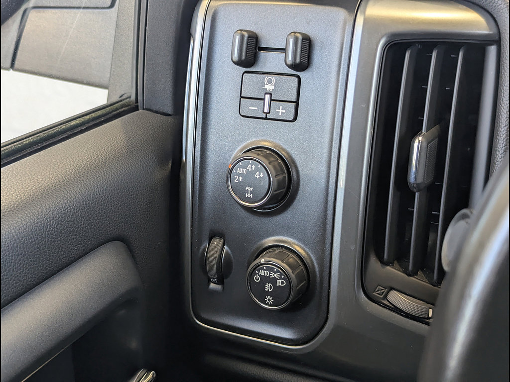 Used 2015 Chevrolet Silverado 1500 LT w/ LT Convenience Package AWD/4WD image 27