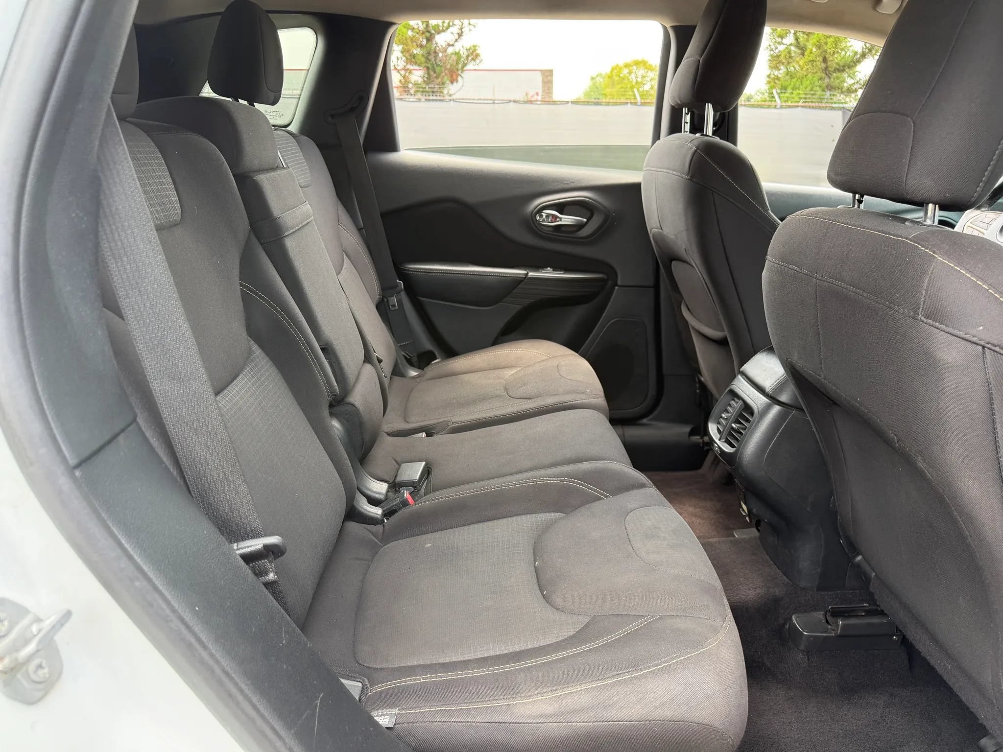 Used 2017 Jeep Cherokee Latitude w/ Safety/Convenience Group AWD/4WD image 20