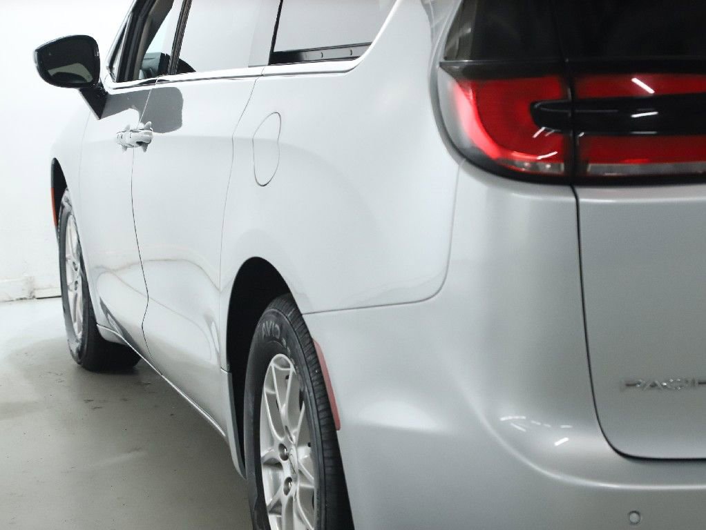 Used 2024 Chrysler Pacifica Touring-L image 41