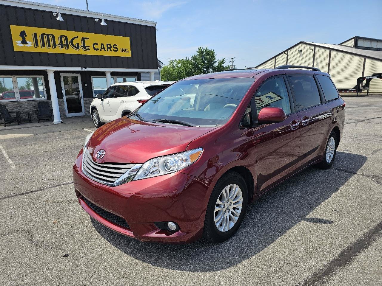 Used 2014 Toyota Sienna XLE w/ Entertainment Package FWD image 2