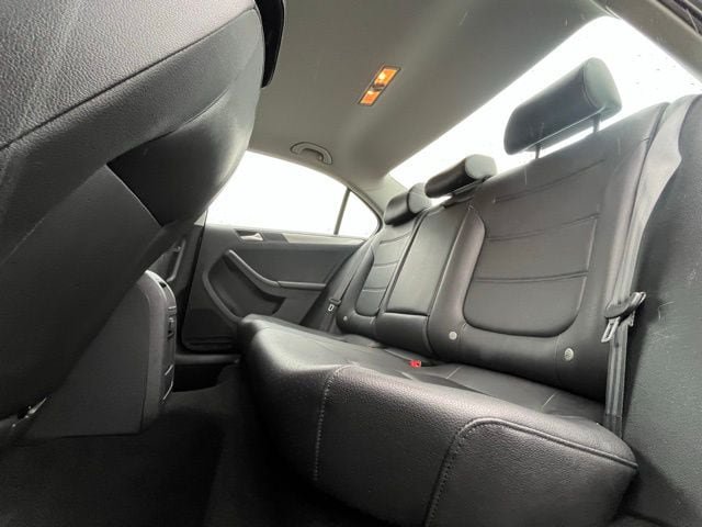 Used 2016 Volkswagen Jetta SE FWD image 12