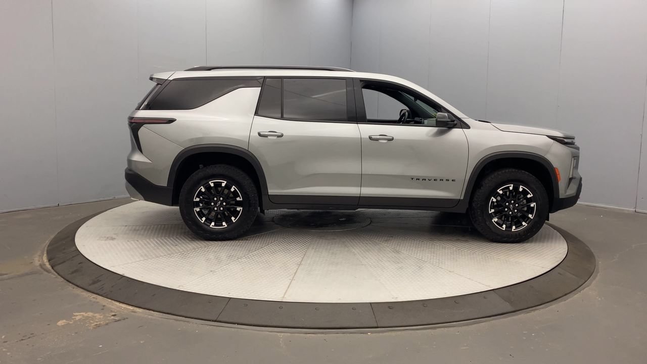 Used 2025 Chevrolet Traverse Z71 w/ Driver Confidence Package AWD/4WD image 6