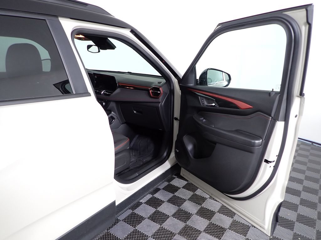Used 2026 Chevrolet TrailBlazer RS w/ Convenience Package AWD/4WD image 39