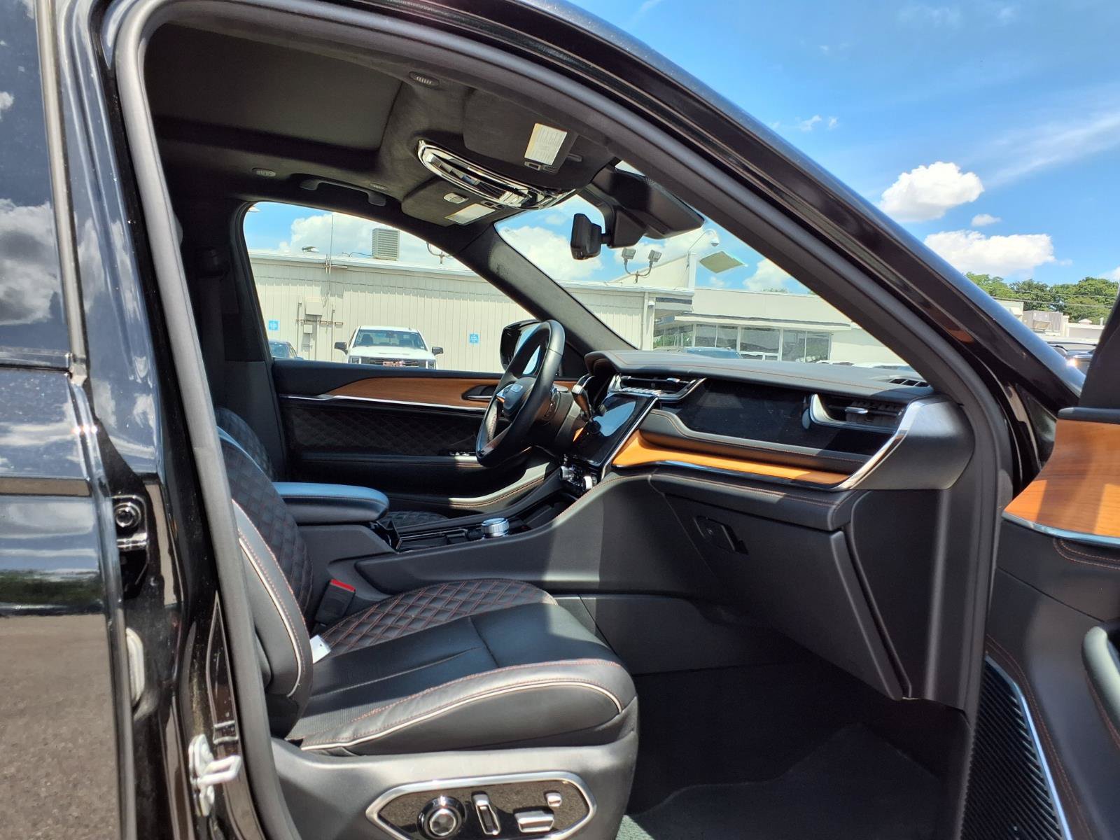 Used 2023 Jeep Grand Cherokee L Summit AWD/4WD image 32