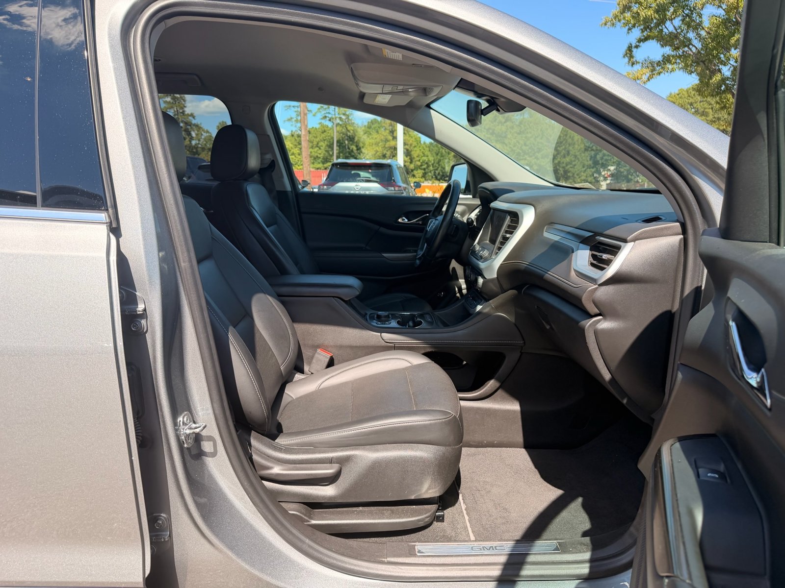 Used 2023 GMC Acadia SLT FWD image 33