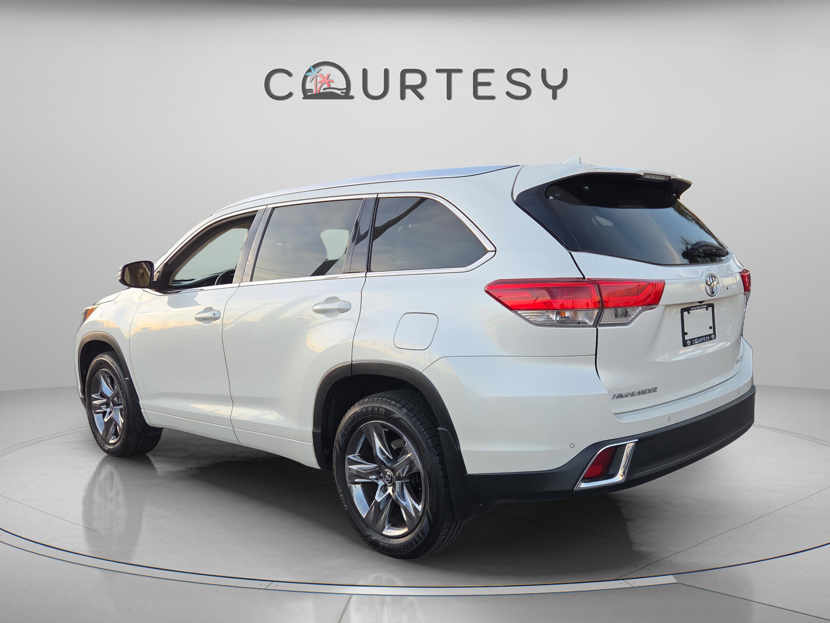 Used 2018 Toyota Highlander Limited Platinum image 4
