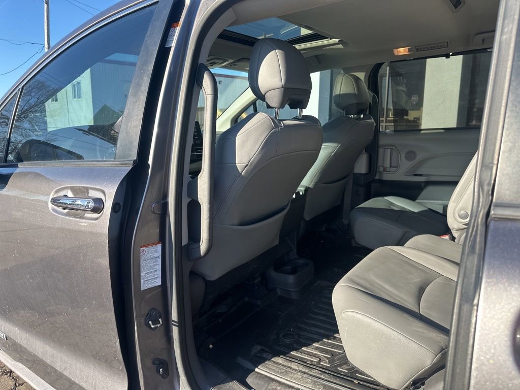 Used 2021 Toyota Sienna XLE image 14