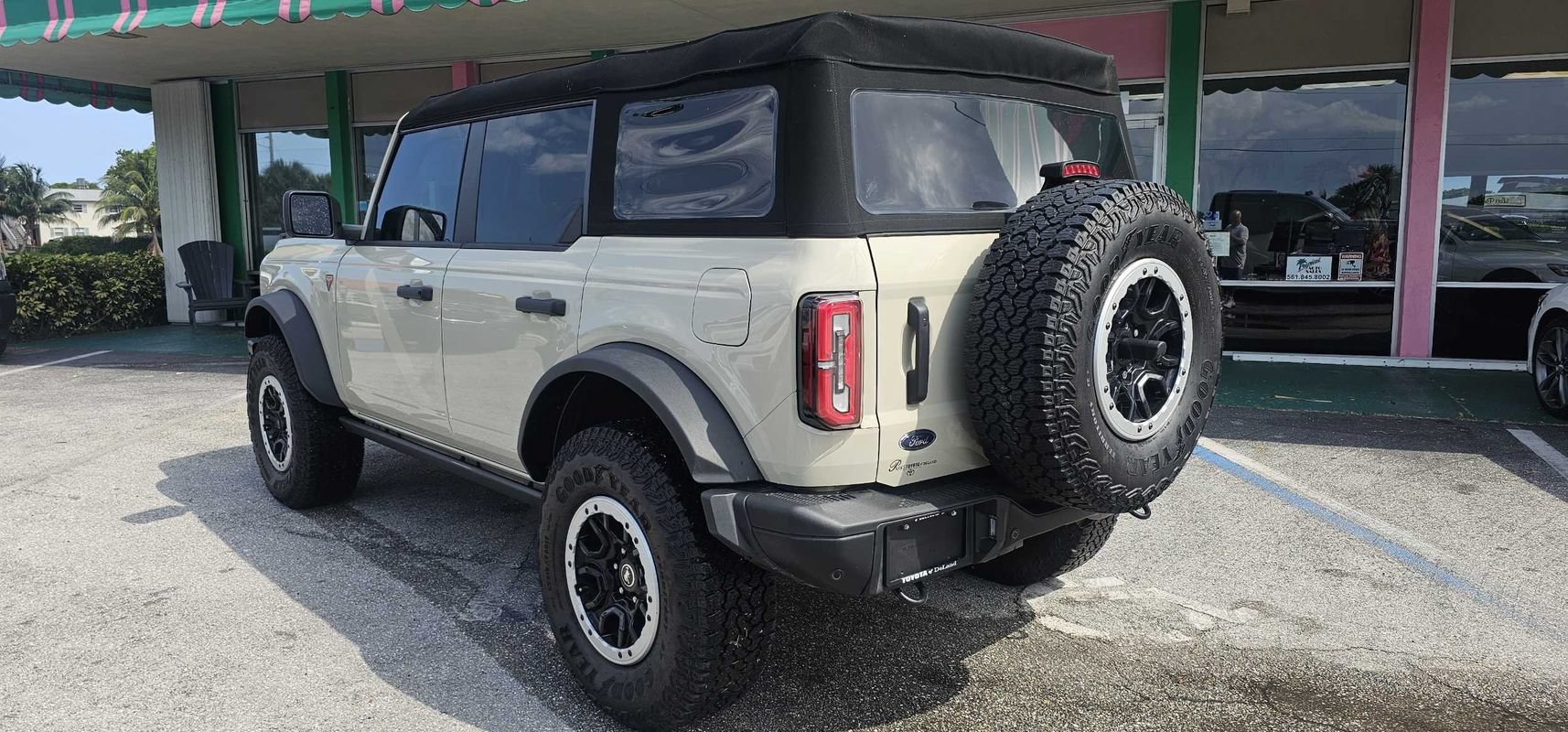 Used 2025 Ford Bronco Badlands w/ Sasquatch Package AWD/4WD image 3