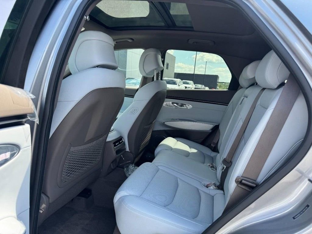 Certified 2026 Genesis GV70 2.5T Advanced AWD/4WD image 7