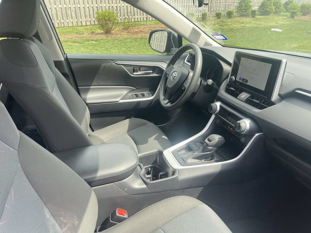 Used 2025 Toyota RAV4 XLE FWD image 37