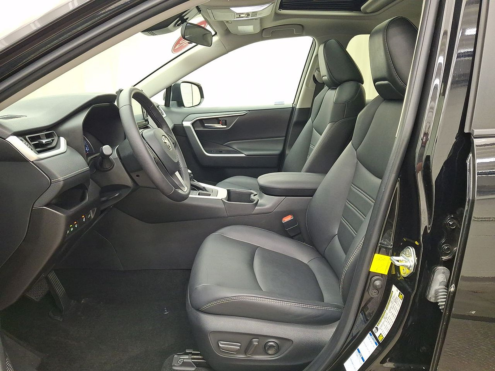 Certified 2022 Toyota RAV4 XLE Premium AWD/4WD image 15