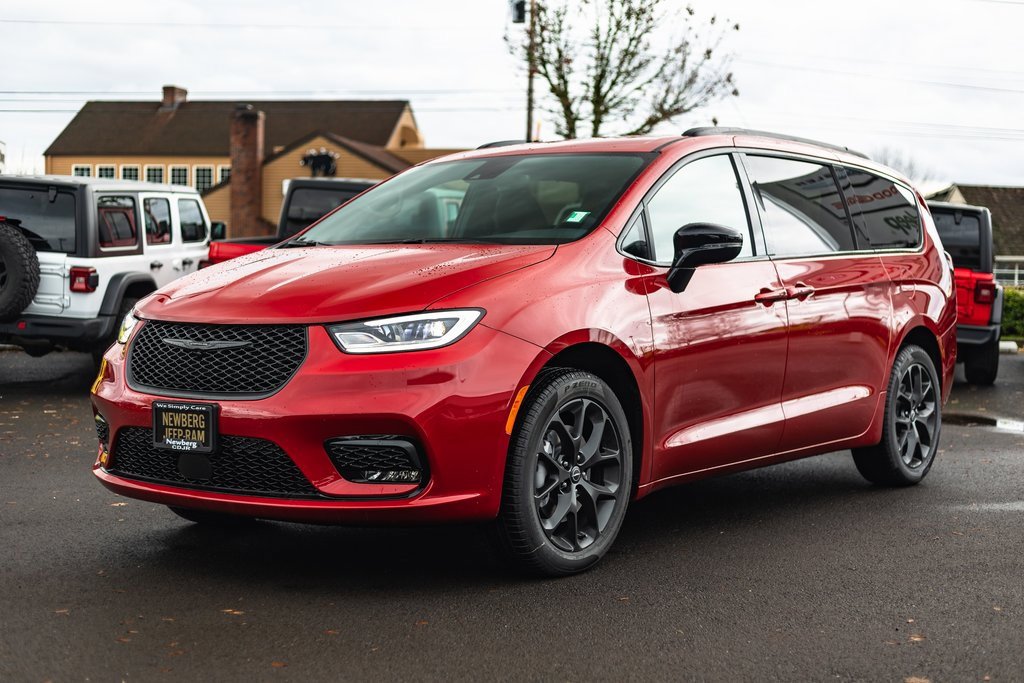 New 2026 Chrysler Pacifica Select w/ S Appearance Package image 4