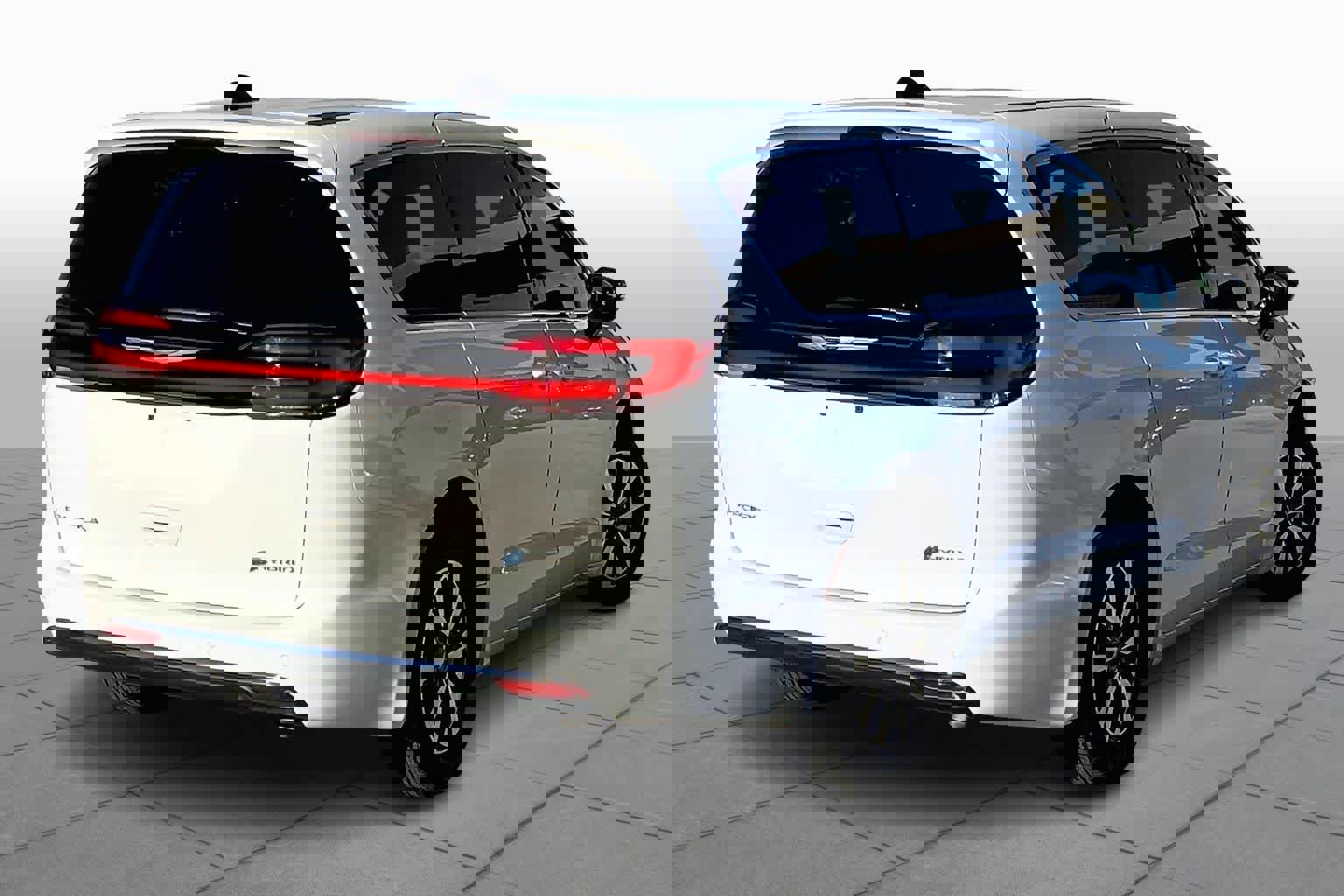 Used 2025 Chrysler Pacifica Select image 13