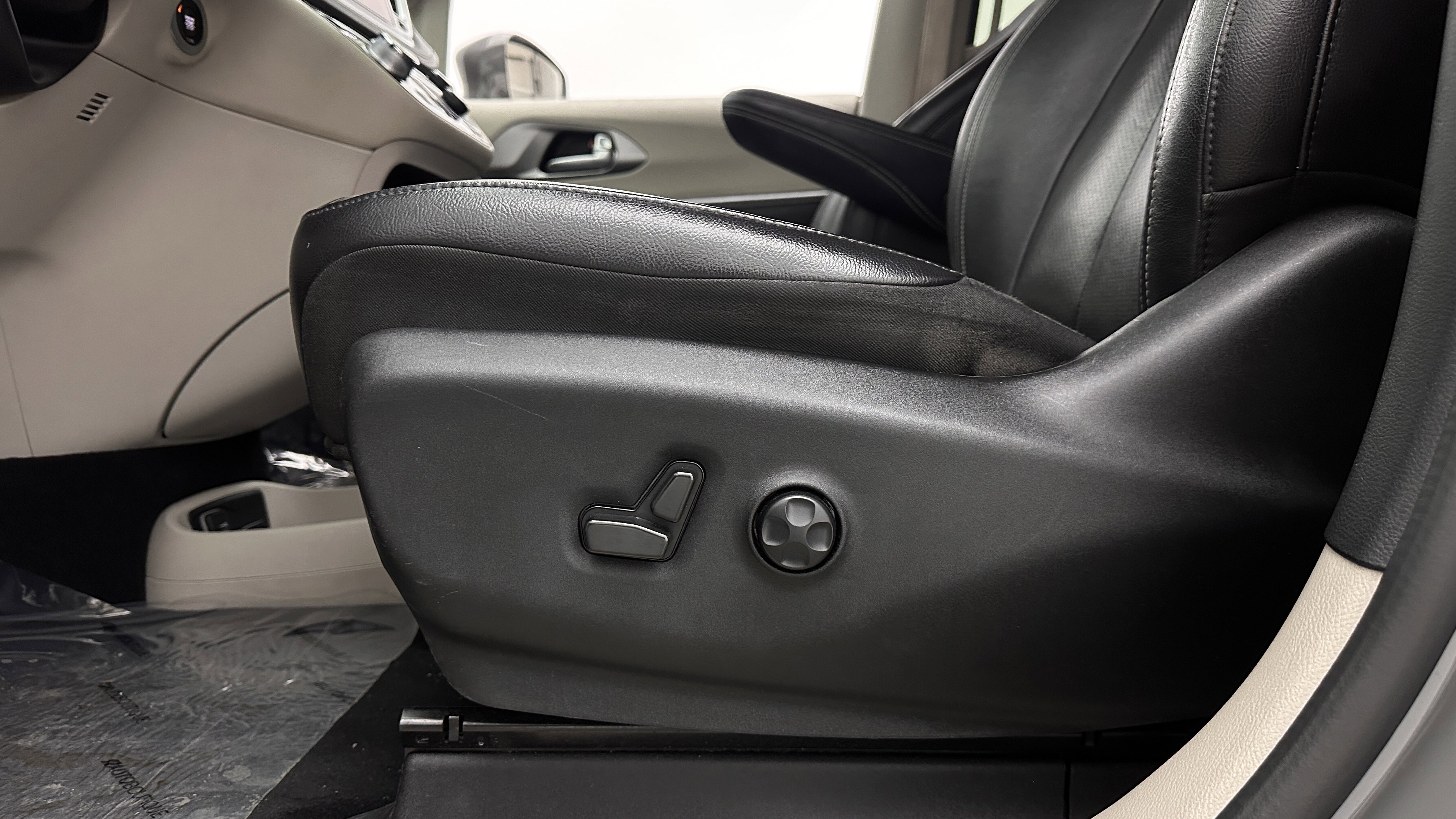 Used 2022 Chrysler Pacifica Touring-L w/ Uconnect Theater Family Group FWD image 14