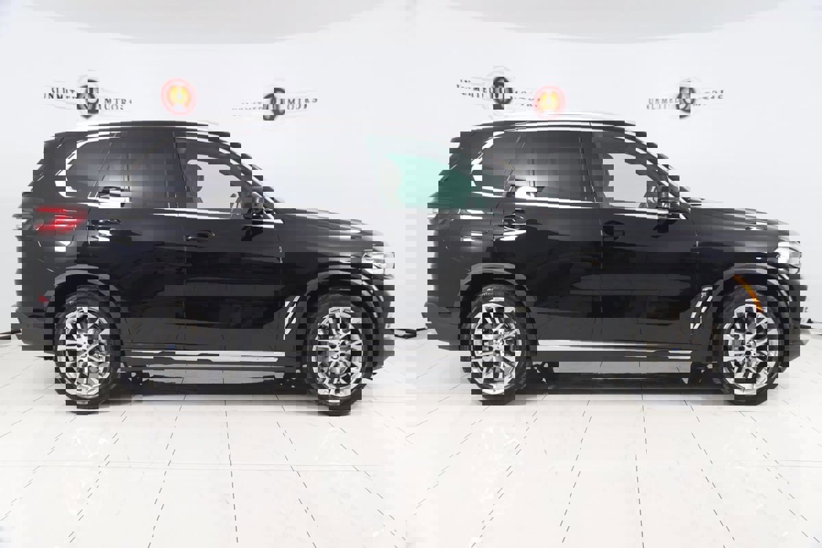 Used 2023 BMW X5 xDrive40i w/ Premium Package image 2