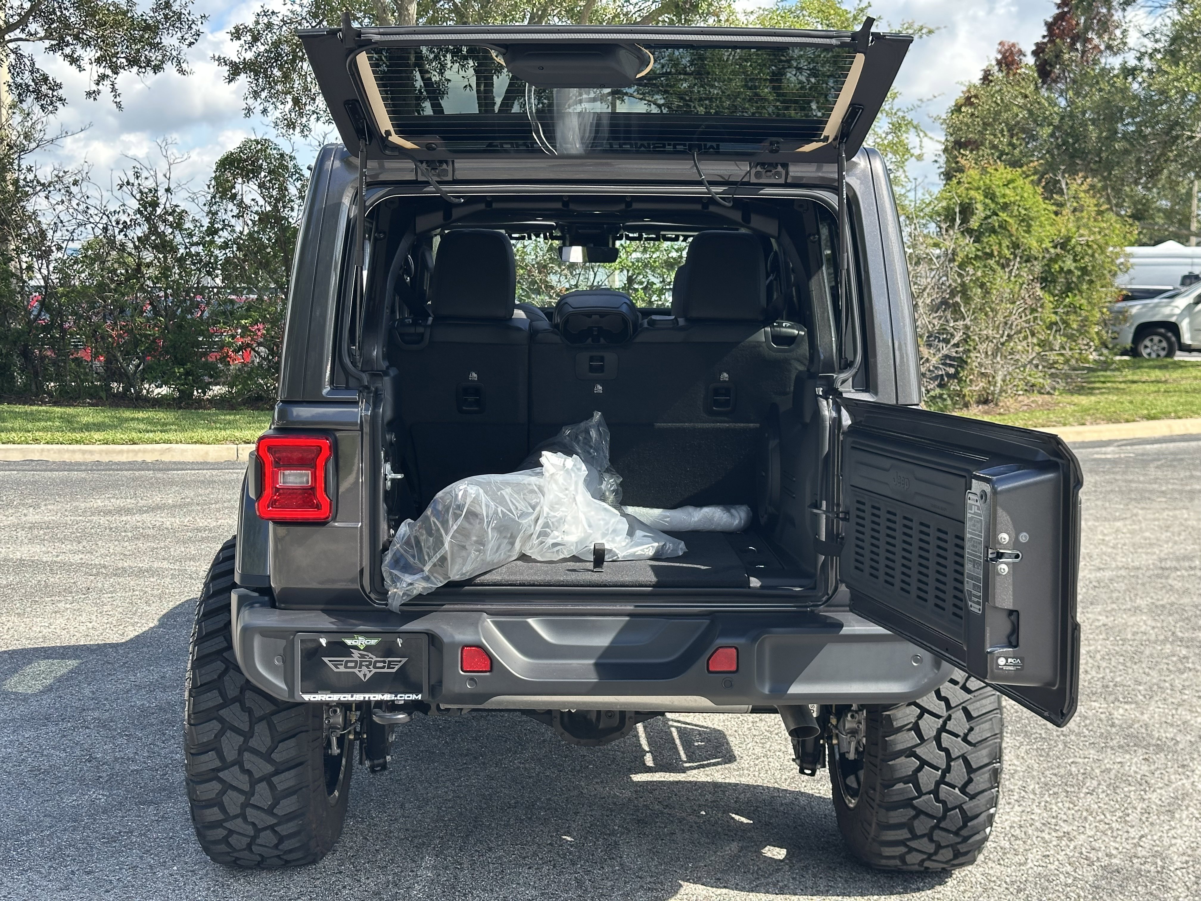 Used 2025 Jeep Wrangler Sahara w/ Safety Group image 16