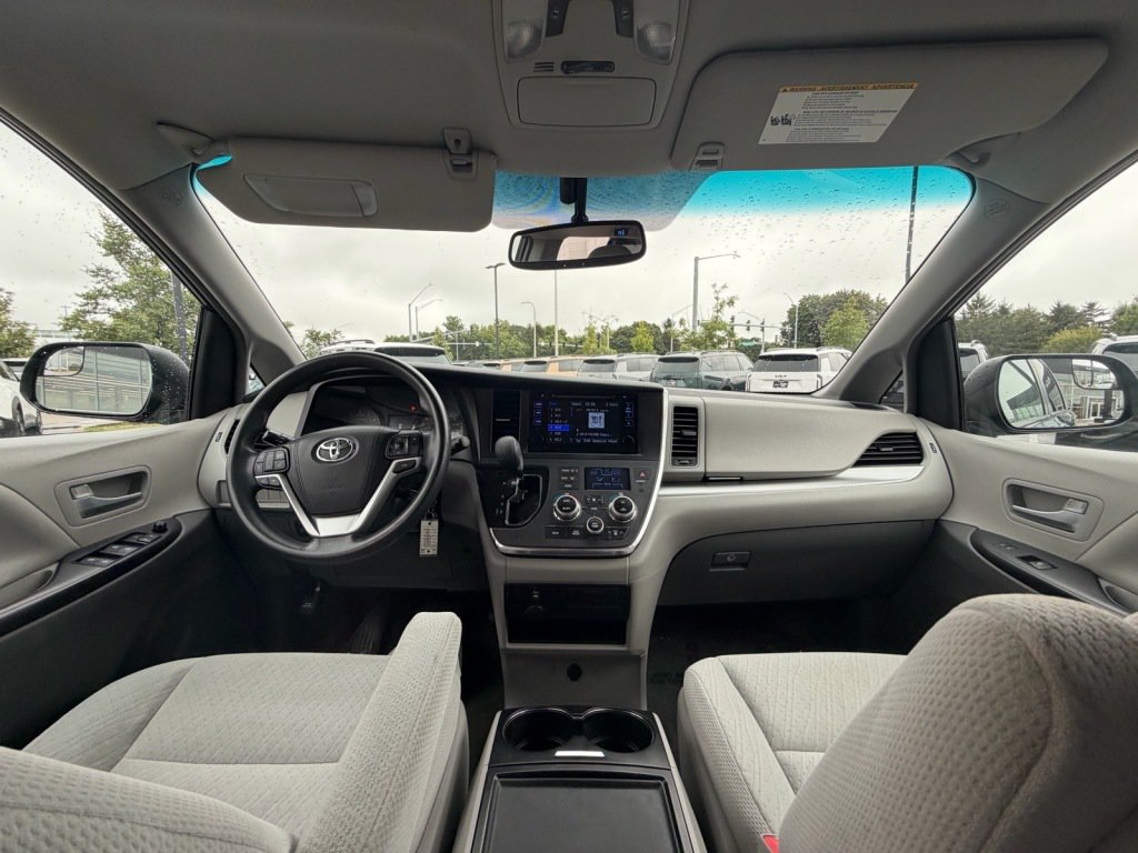Used 2017 Toyota Sienna LE FWD image 9