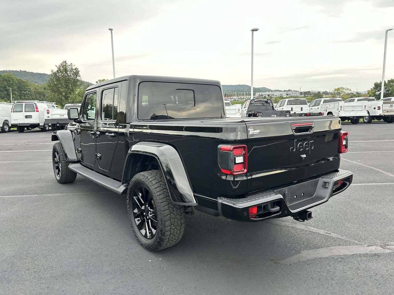 Used 2021 Jeep Gladiator Overland AWD/4WD image 5