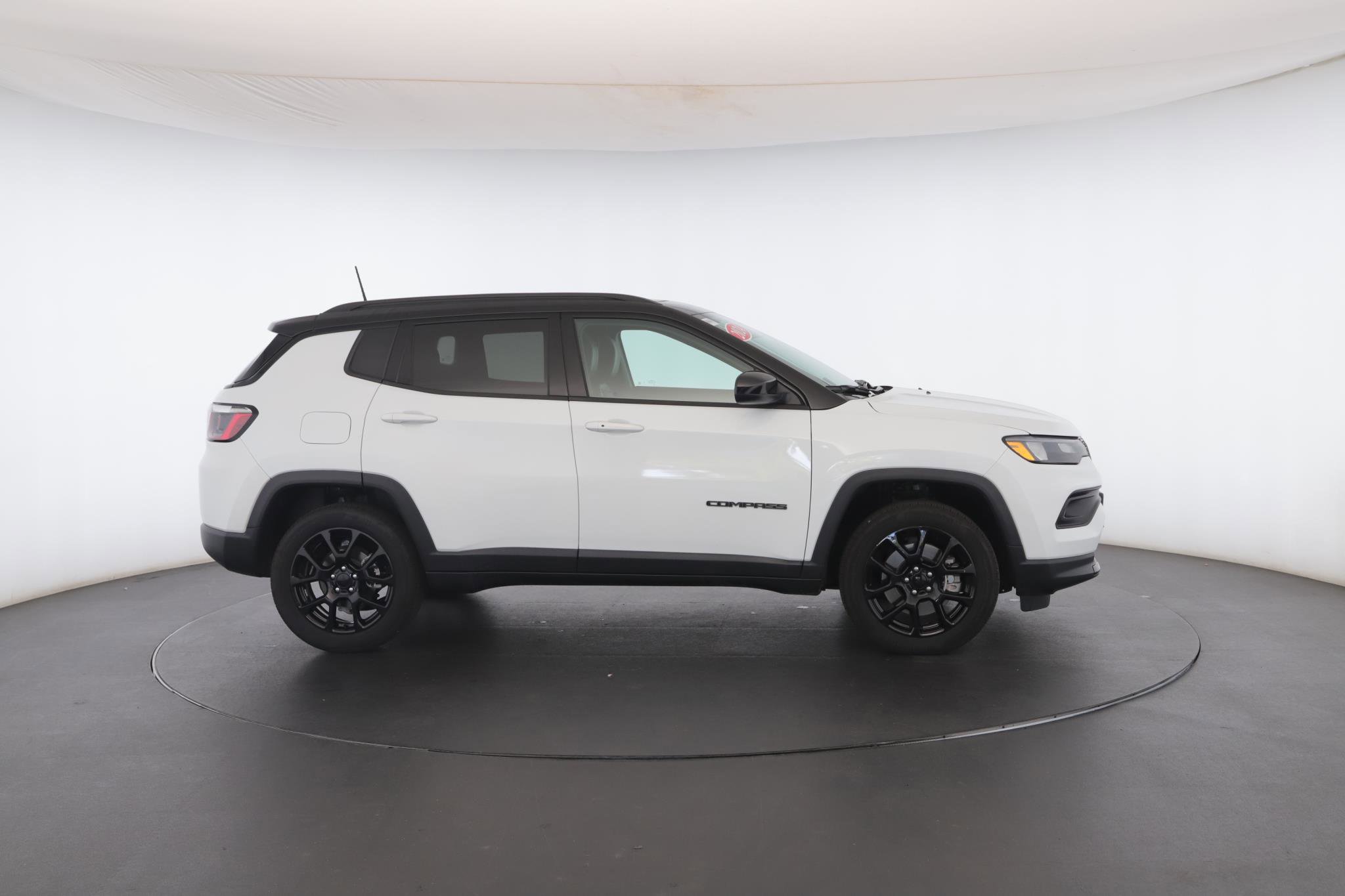 Used 2024 Jeep Compass Latitude w/ Sun and Sound Group AWD/4WD image 32