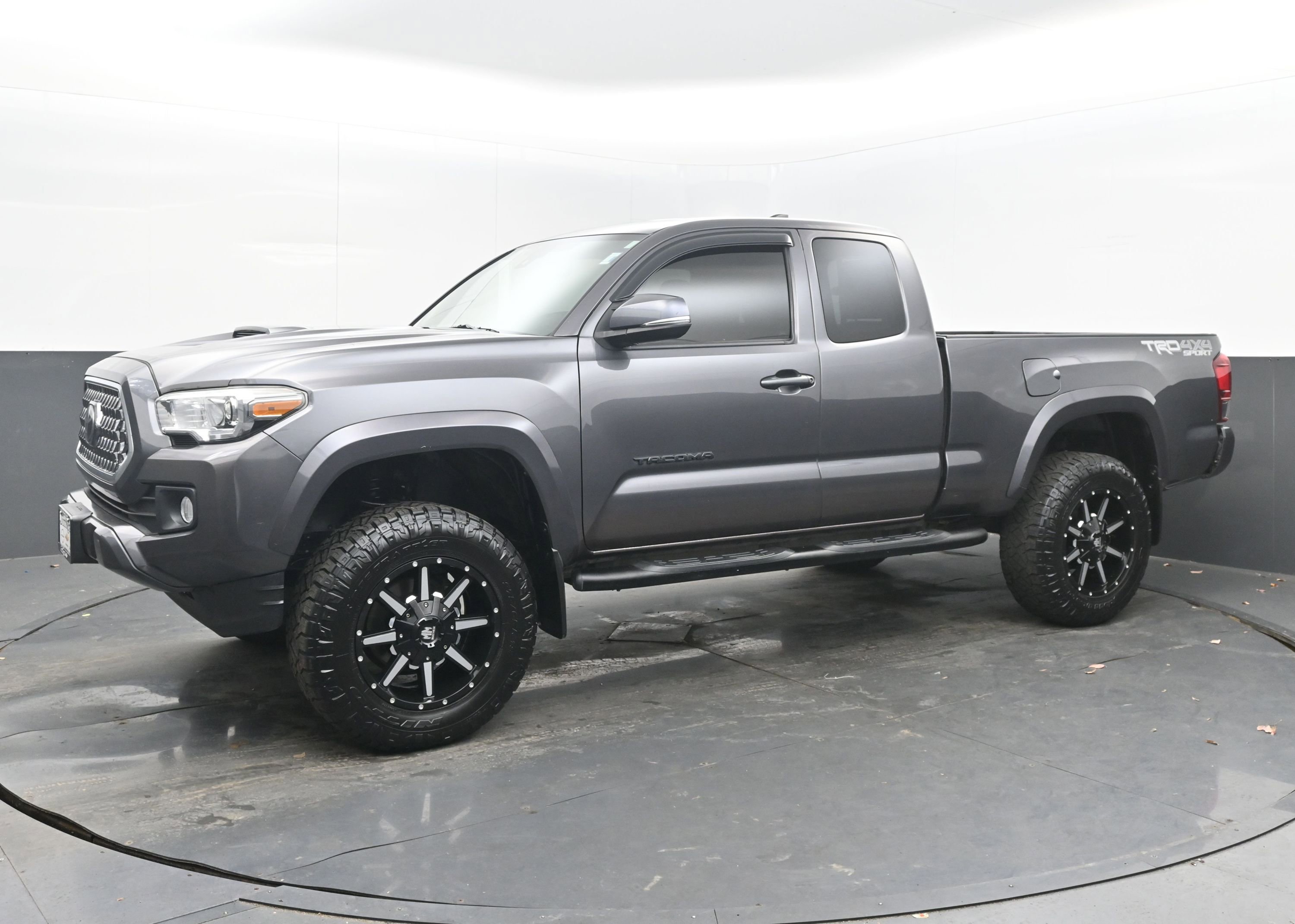 Used 2019 Toyota Tacoma TRD Sport w/ Technology Package image 5