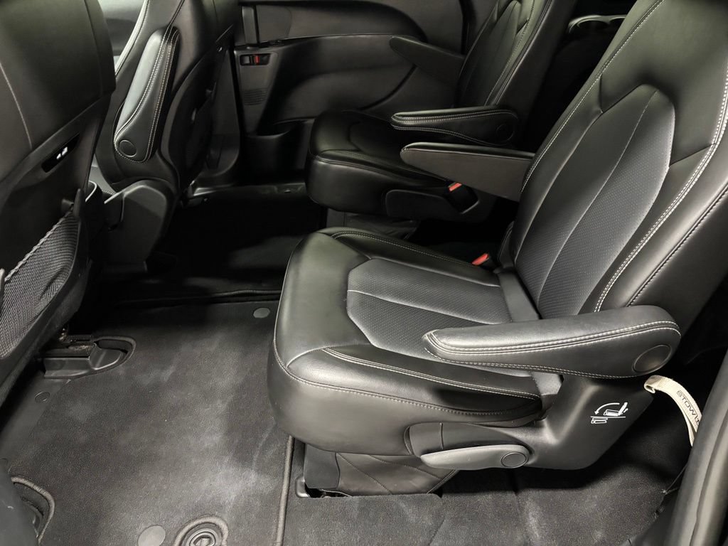 Used 2025 Chrysler Pacifica Select FWD image 41