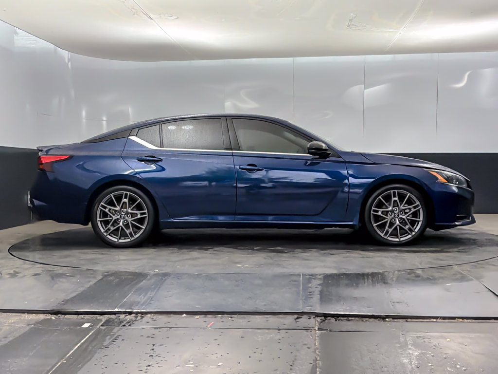 Used 2023 Nissan Altima 2.0 SR FWD image 2