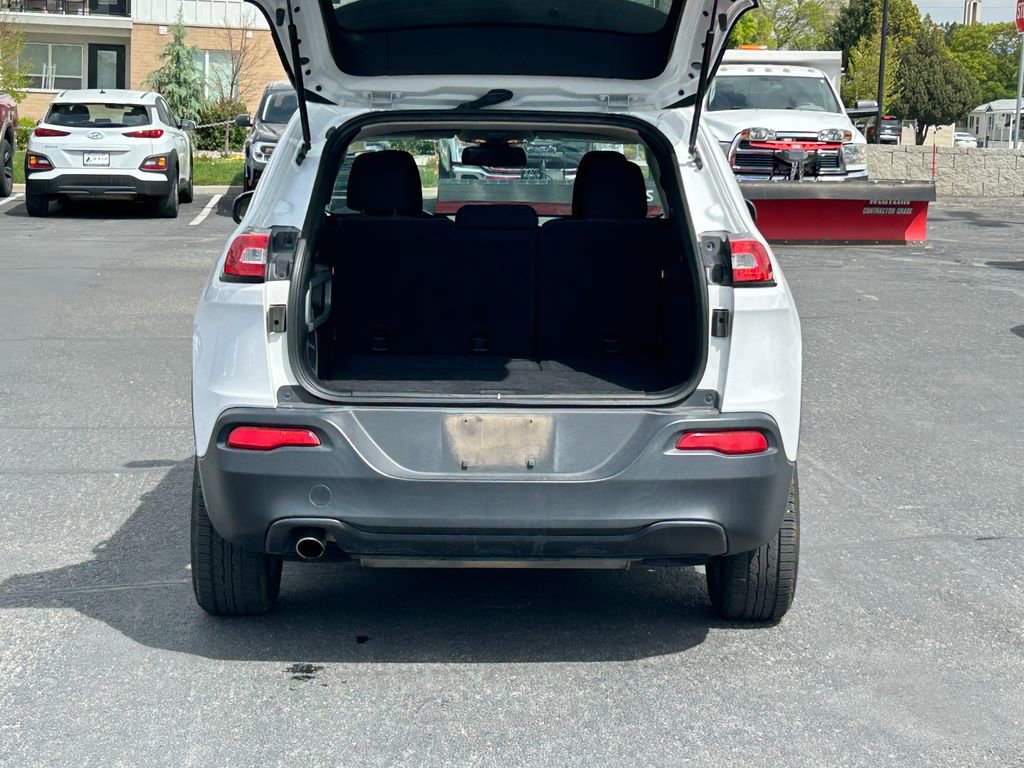 Used 2016 Jeep Cherokee Sport FWD image 30