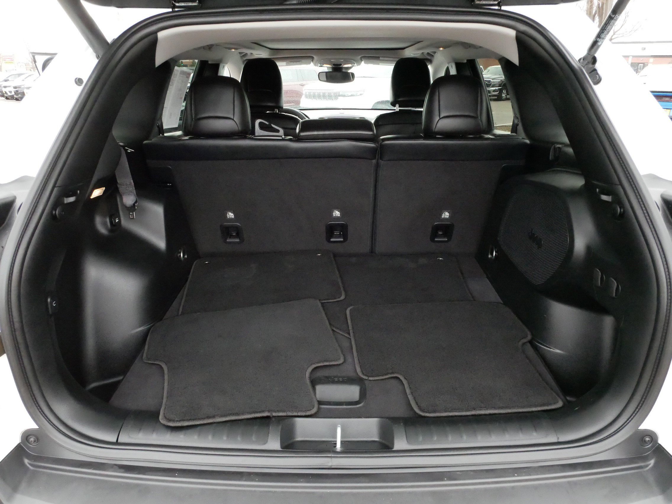 Used 2022 Jeep Cherokee Limited image 18