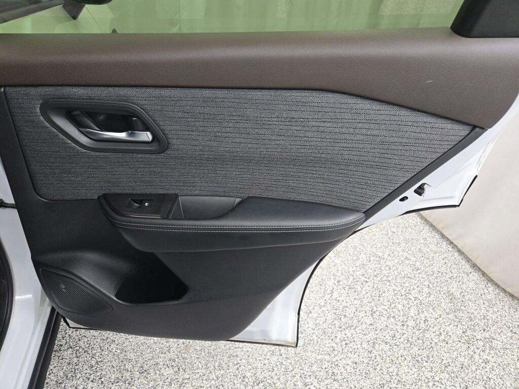 Used 2023 Nissan Rogue SV image 10