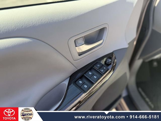 Used 2017 Toyota Sienna XLE Premium image 9